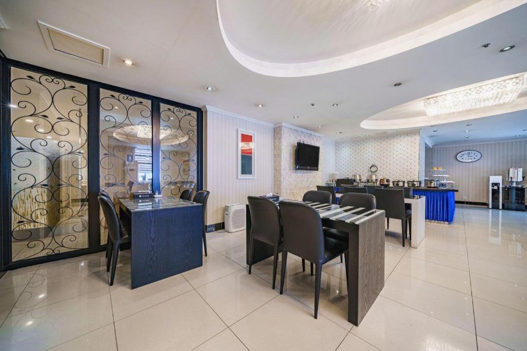 Hotel Olympic Changwon Bagian luar foto
