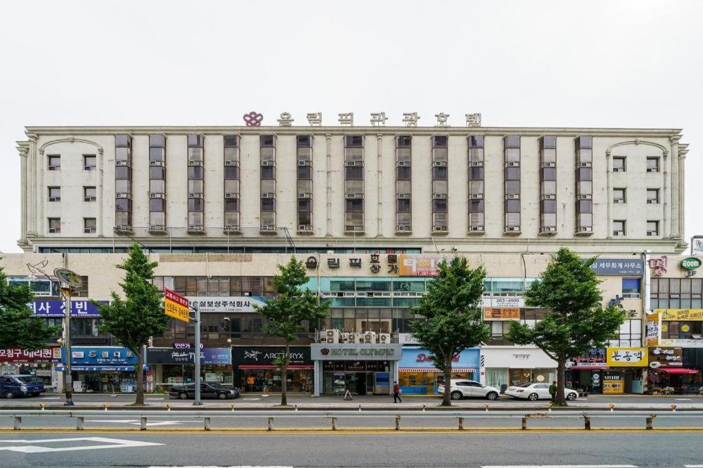 Hotel Olympic Changwon Bagian luar foto