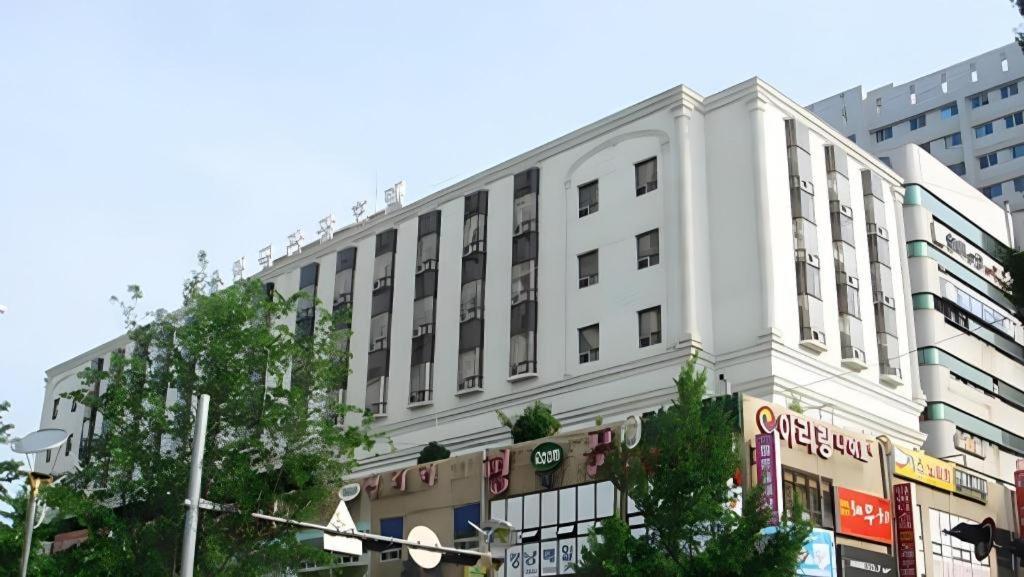 Hotel Olympic Changwon Bagian luar foto