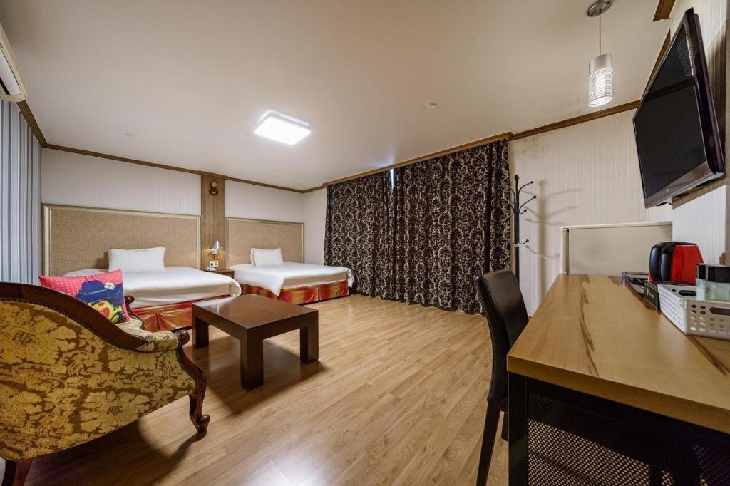 Hotel Olympic Changwon Bagian luar foto