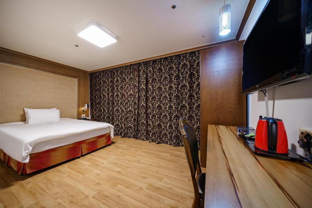 Hotel Olympic Changwon Bagian luar foto