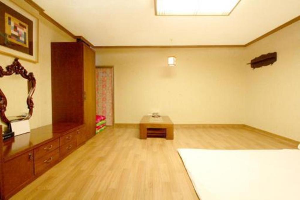 Hotel Olympic Changwon Bagian luar foto