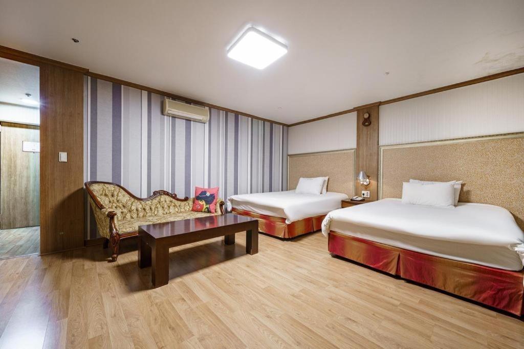 Hotel Olympic Changwon Bagian luar foto