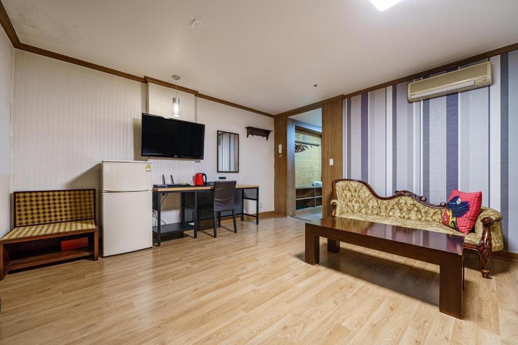 Hotel Olympic Changwon Bagian luar foto