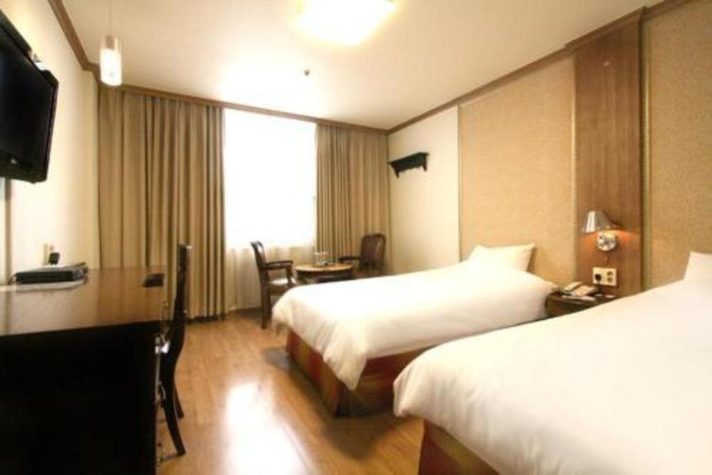 Hotel Olympic Changwon Bagian luar foto