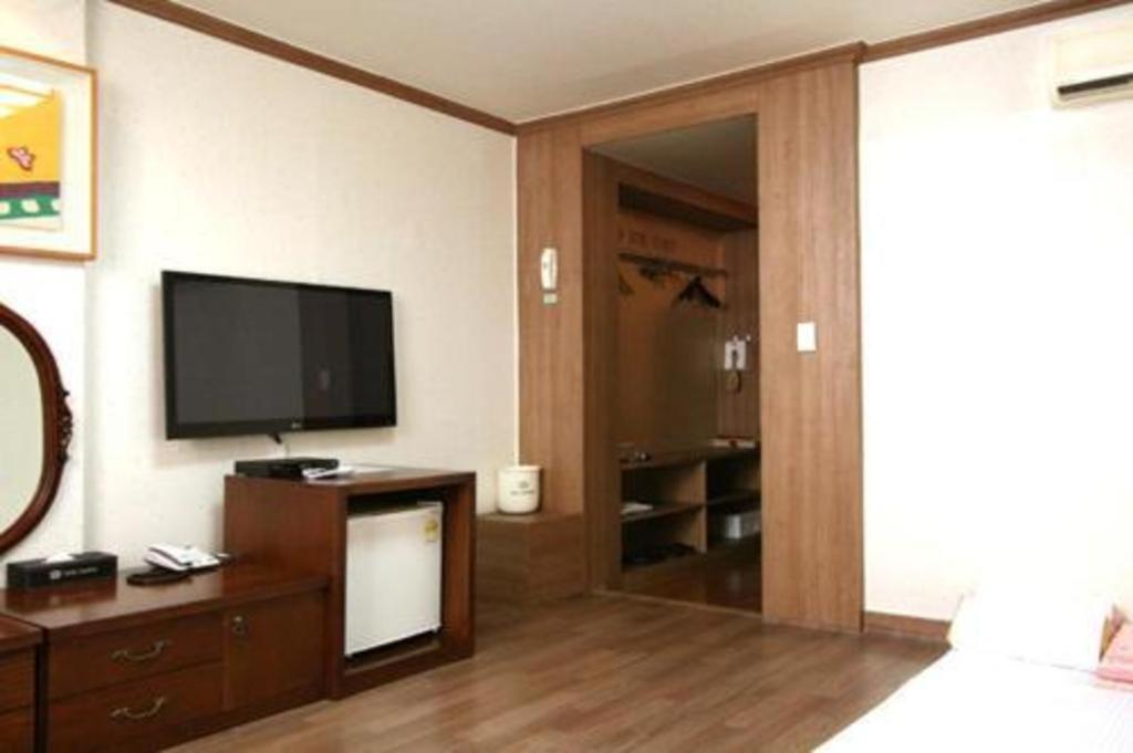 Hotel Olympic Changwon Bagian luar foto