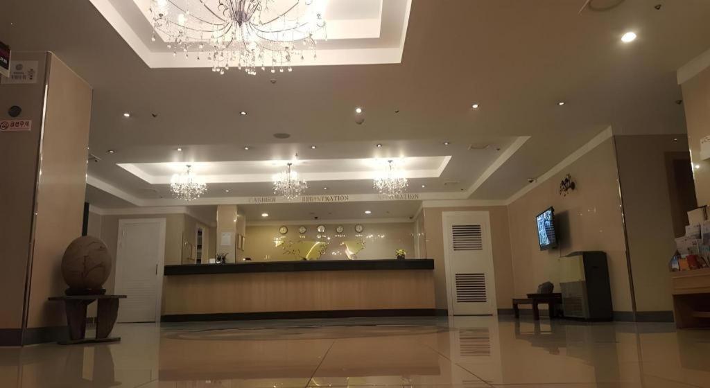 Hotel Olympic Changwon Bagian luar foto