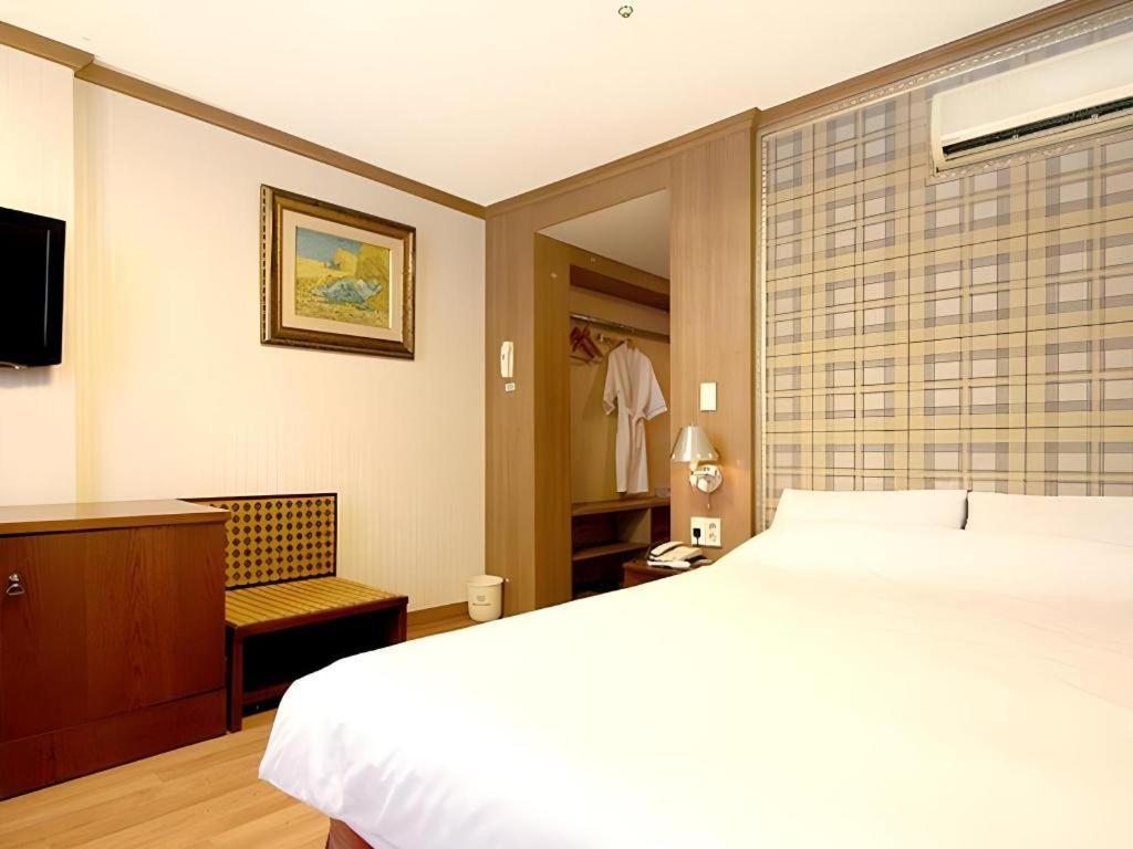 Hotel Olympic Changwon Bagian luar foto