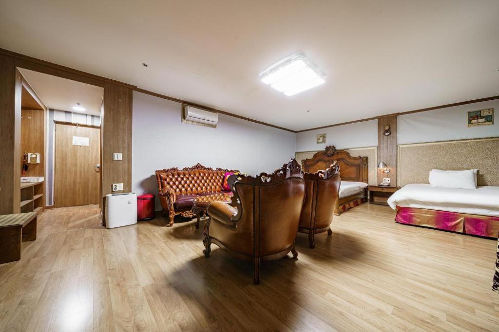 Hotel Olympic Changwon Bagian luar foto