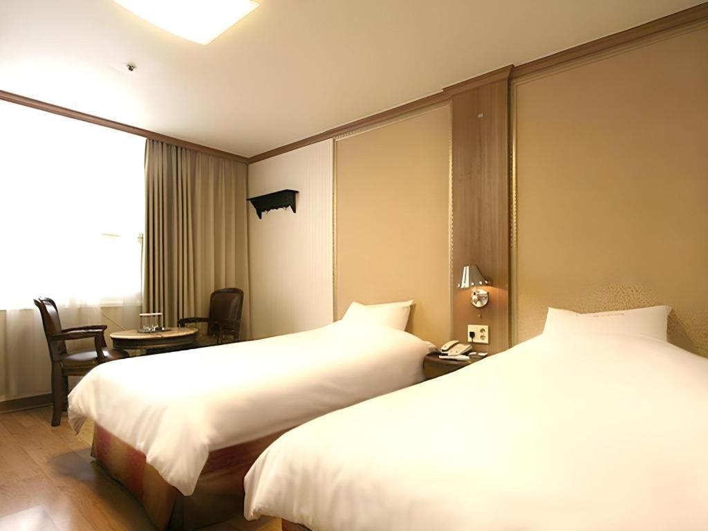 Hotel Olympic Changwon Bagian luar foto
