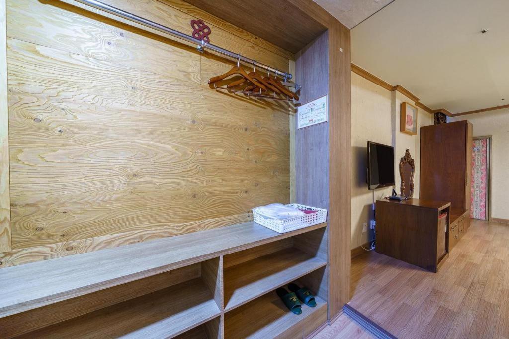 Hotel Olympic Changwon Bagian luar foto