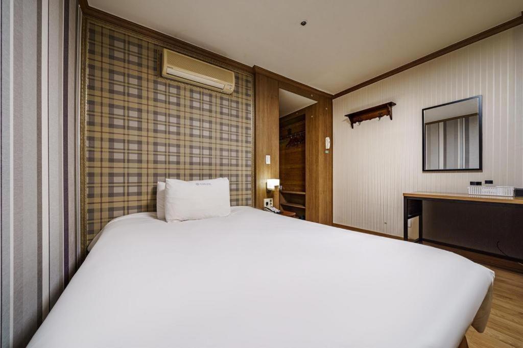 Hotel Olympic Changwon Bagian luar foto