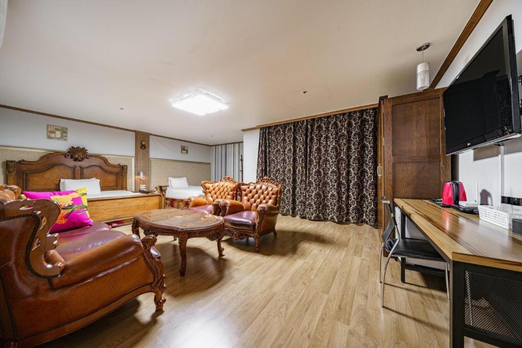Hotel Olympic Changwon Bagian luar foto