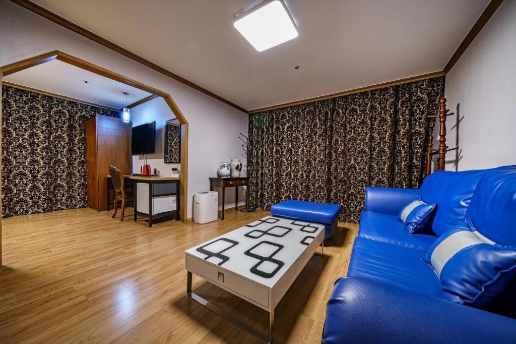 Hotel Olympic Changwon Bagian luar foto