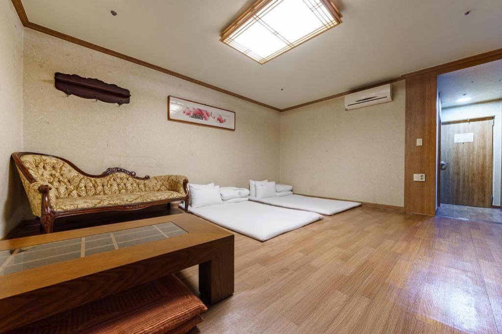 Hotel Olympic Changwon Bagian luar foto