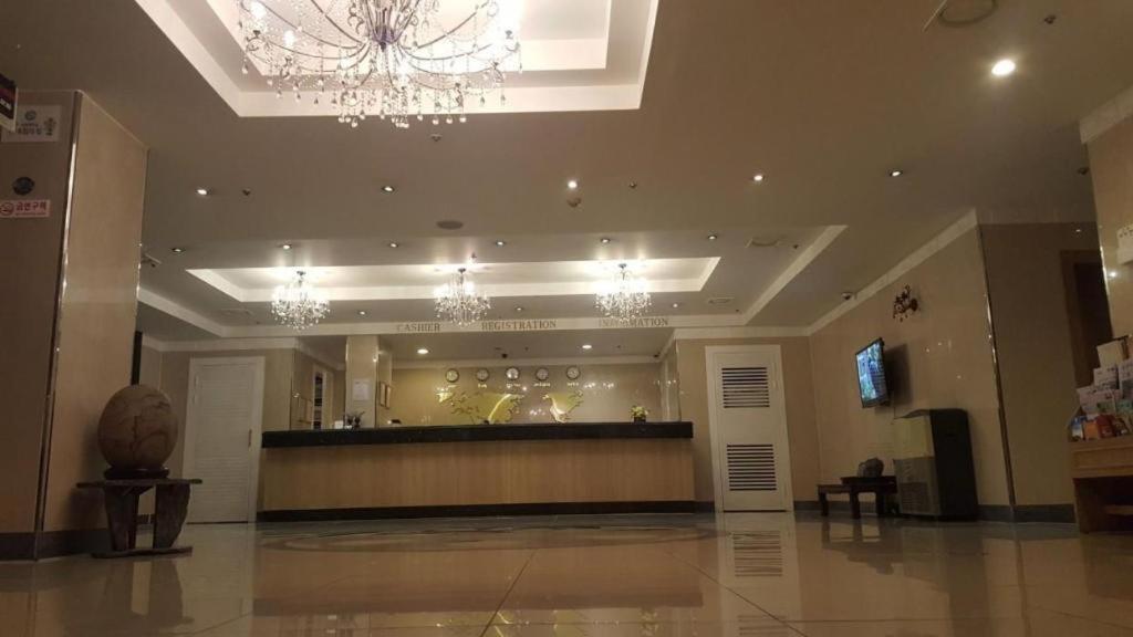 Hotel Olympic Changwon Bagian luar foto