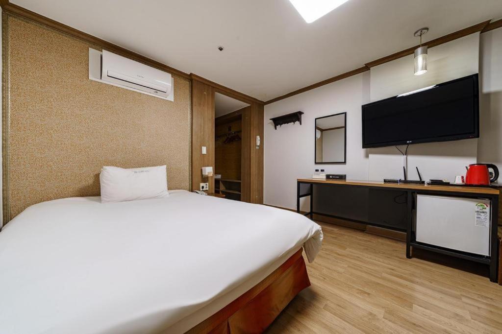 Hotel Olympic Changwon Bagian luar foto