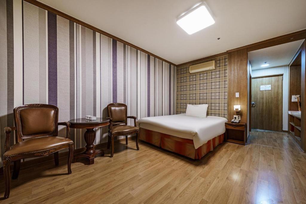 Hotel Olympic Changwon Bagian luar foto