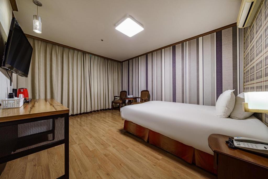 Hotel Olympic Changwon Bagian luar foto
