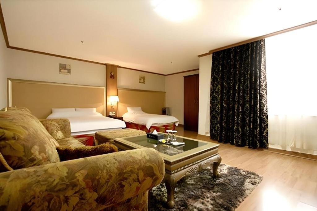Hotel Olympic Changwon Bagian luar foto