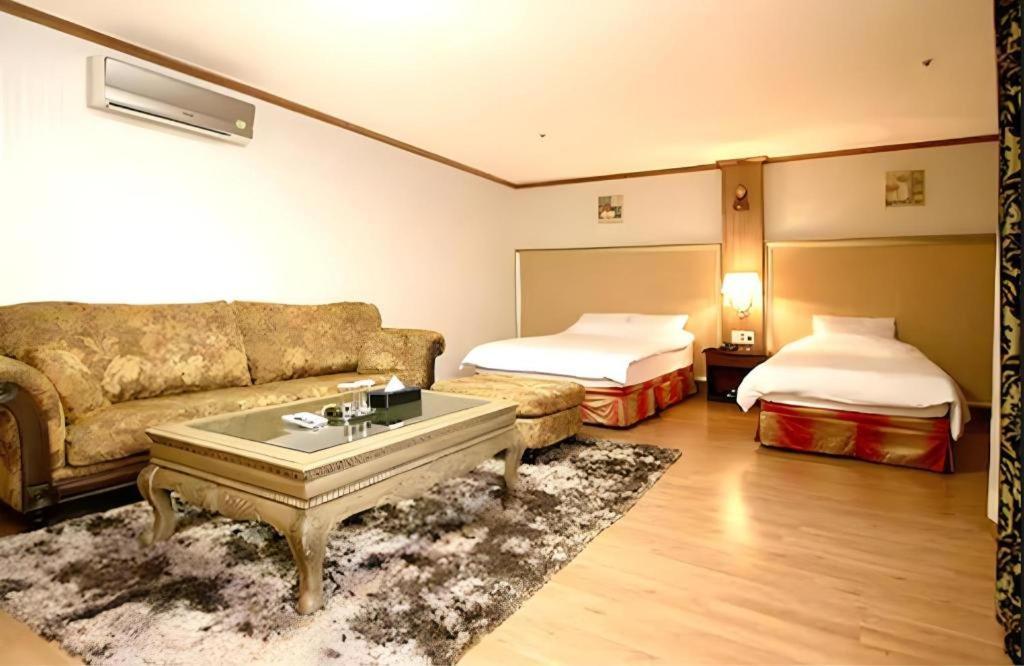 Hotel Olympic Changwon Bagian luar foto