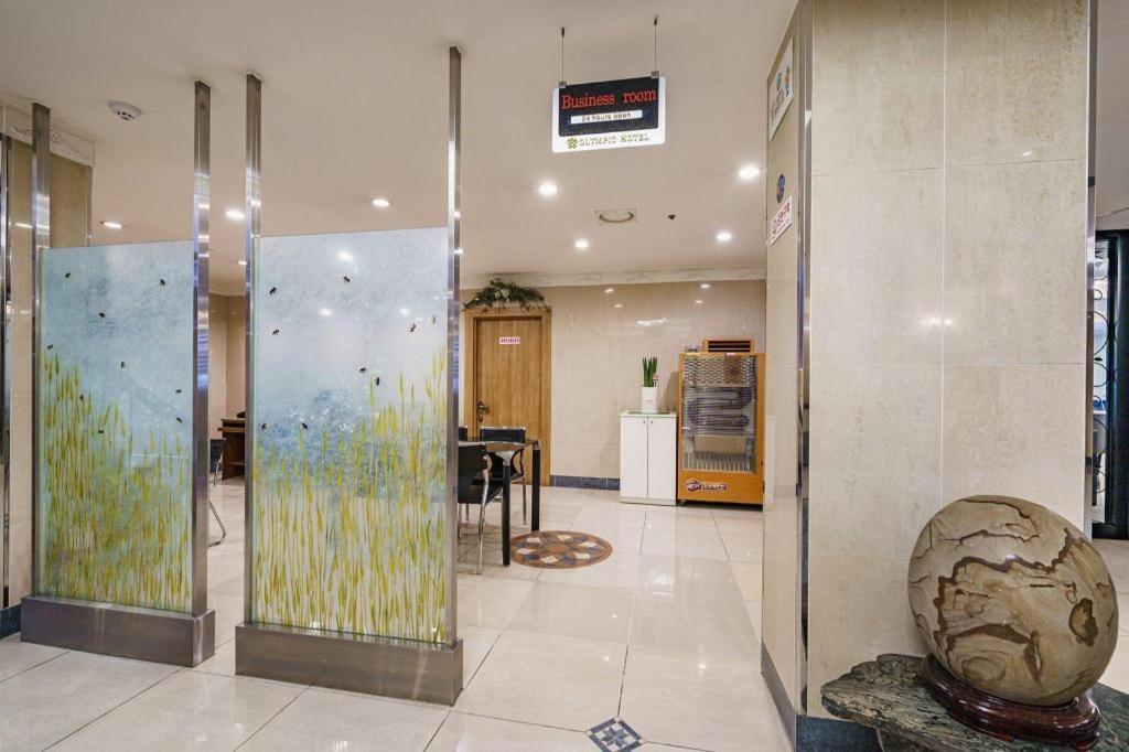 Hotel Olympic Changwon Bagian luar foto