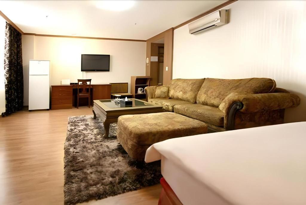 Hotel Olympic Changwon Bagian luar foto
