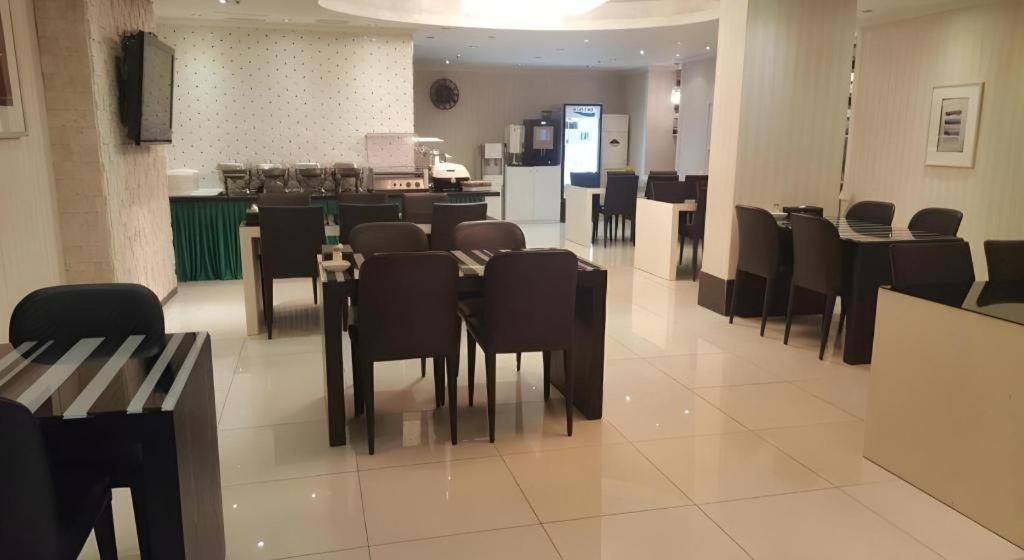 Hotel Olympic Changwon Bagian luar foto