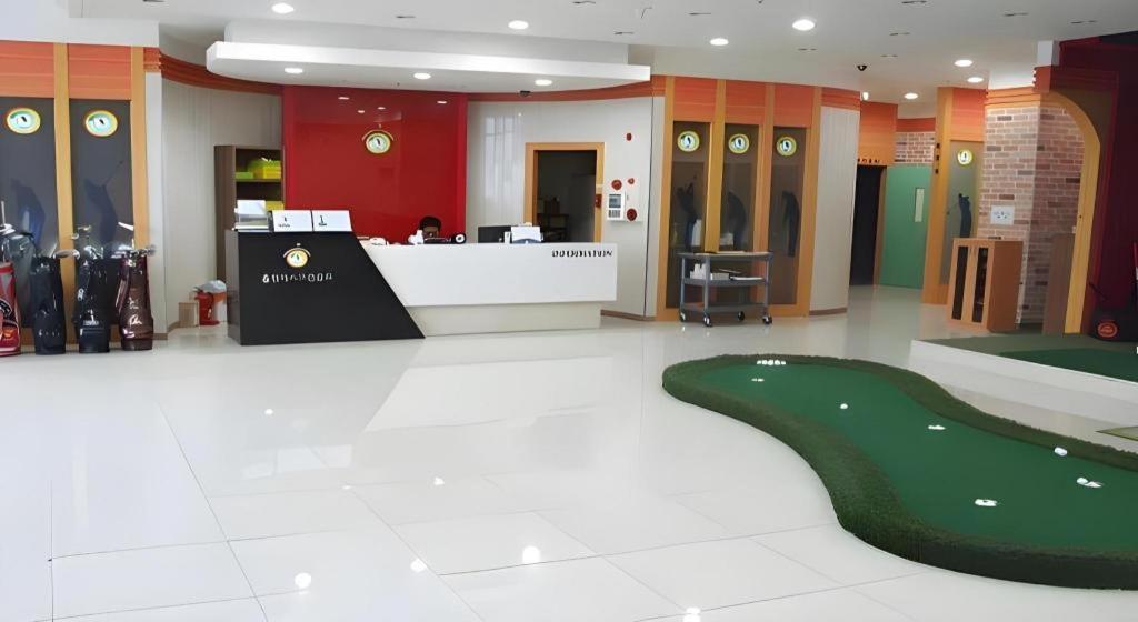 Hotel Olympic Changwon Bagian luar foto