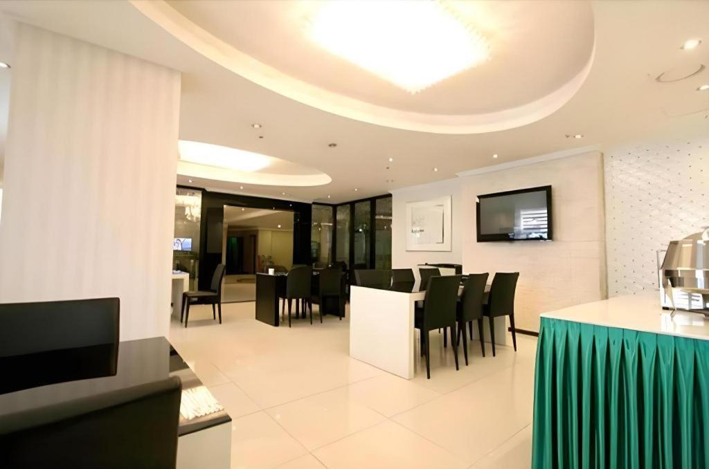 Hotel Olympic Changwon Bagian luar foto