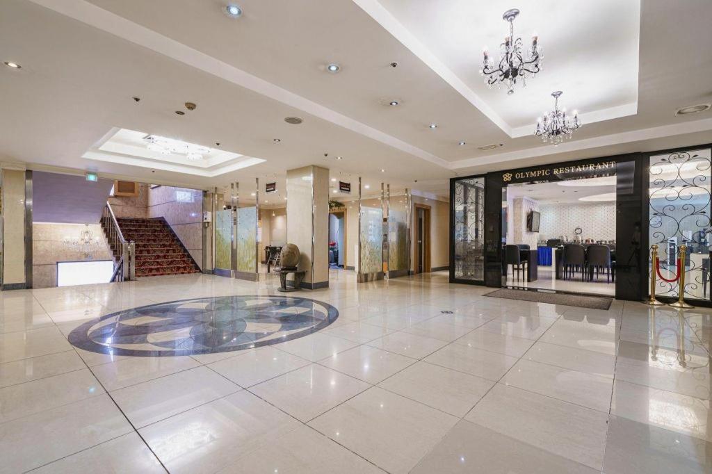 Hotel Olympic Changwon Bagian luar foto