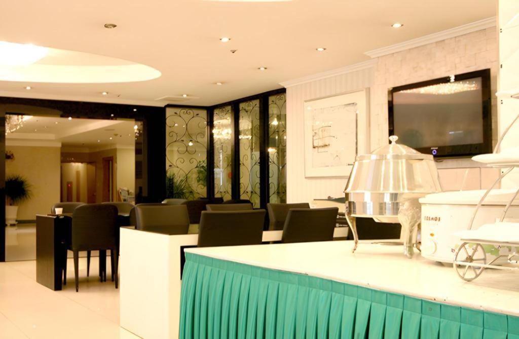 Hotel Olympic Changwon Bagian luar foto